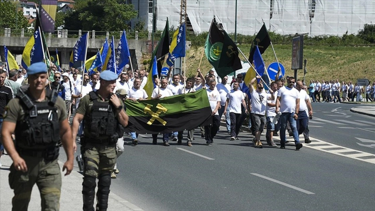 Bosna Hersek'te madenciler düzenli maaş talebiyle başkentte gösteri yaptı