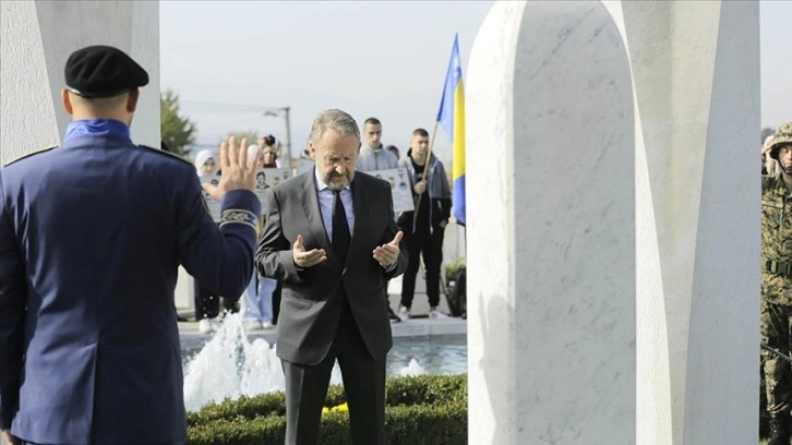 Bosna Hersek'in ilk Cumhurbaşkanı İzetbegoviç vefatının 19. yılında kabri başında anıldı