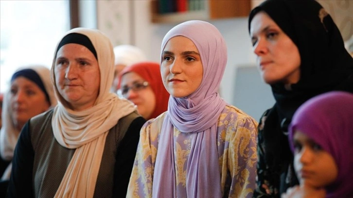 Bosna Hersekli baba kız, hacca 'ikrar duasıyla' uğurlandı