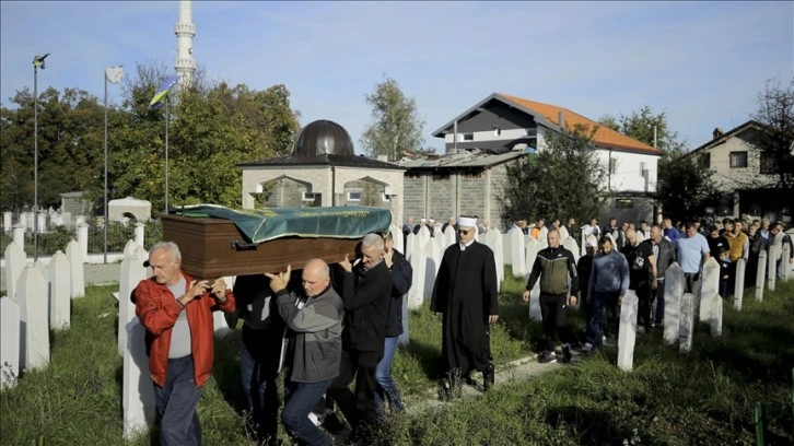 Bosna Hersek'te 22 kurbana ait kemik kalıntıları tek tabutta defnedildi