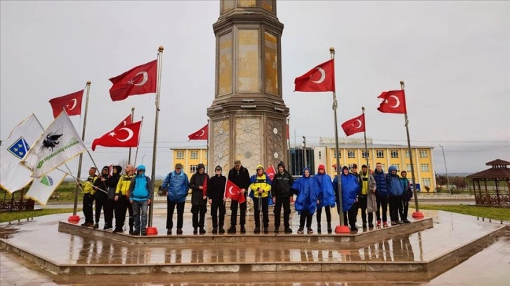 Bosna Hersek'ten yola çıkan gönüllüler şehitlere saygı için yürüyor