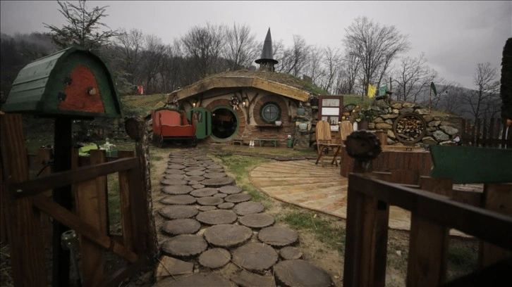 Bosnalı kız kardeşler her biri farklı dekore edilen hobbit evleri inşa ediyor