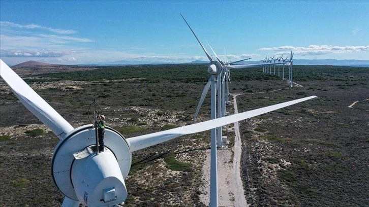 Bozcaada'daki rüzgar türbinlerinin metrelerce yükseklikteki zorlu bakımı FPV dronla görüntülend