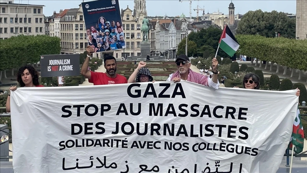 Brüksel'de uluslararası gazeteciler İsrail'in Gazze'de meslektaşlarını katletmesini p