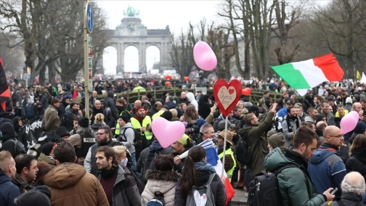 Brüksel'de 50 bin kişi Kovid-19 tedbirlerini protesto etti