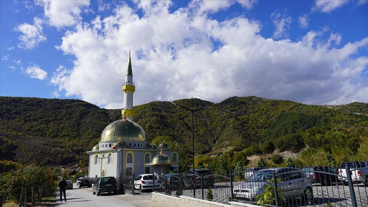 Bulgaristan'da "Rodop Dağları'nın İncisi" Altın Cami imece usulüyle inşa edildi