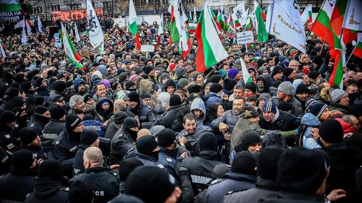 Bulgaristan'da Kovid-19 önlemlerini protesto edenlerle polis arasında arbede çıktı