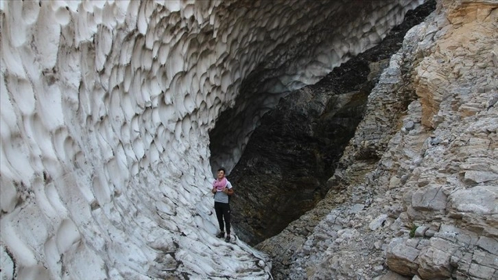 Bunaltıcı sıcakta Mereto Dağı eteğindeki kardan tünellerde serinliyorlar