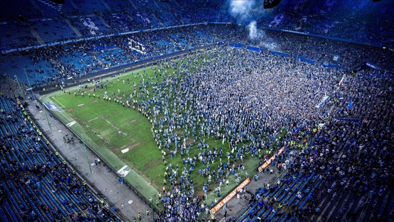 Bundesliga'ya yükselen Hamburg'un kutlamalarında yaşanan izdihamda 26 taraftar yaralandı
