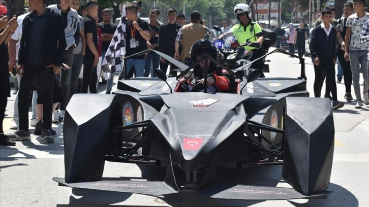 Burdur'da öğrencilerinin ürettiği elektrikli Formula 1 aracıyla test sürüşü yapıldı