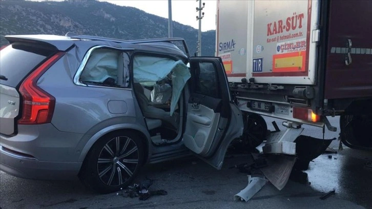 Burdur'da trafik kazası geçiren şarkıcı Tan Taşçı ve yanındaki iki kişi yaralandı