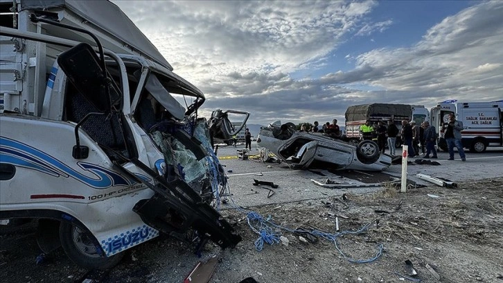 Burdur'daki trafik kazasında 3 kişi hayatını kaybetti, 2 kişi yaralandı