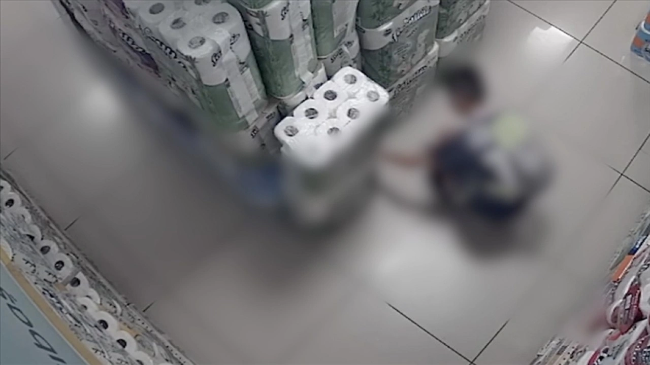Bursa'da bir çocuğun markette peçeteleri yakma anı güvenlik kameralarınca kaydedildi