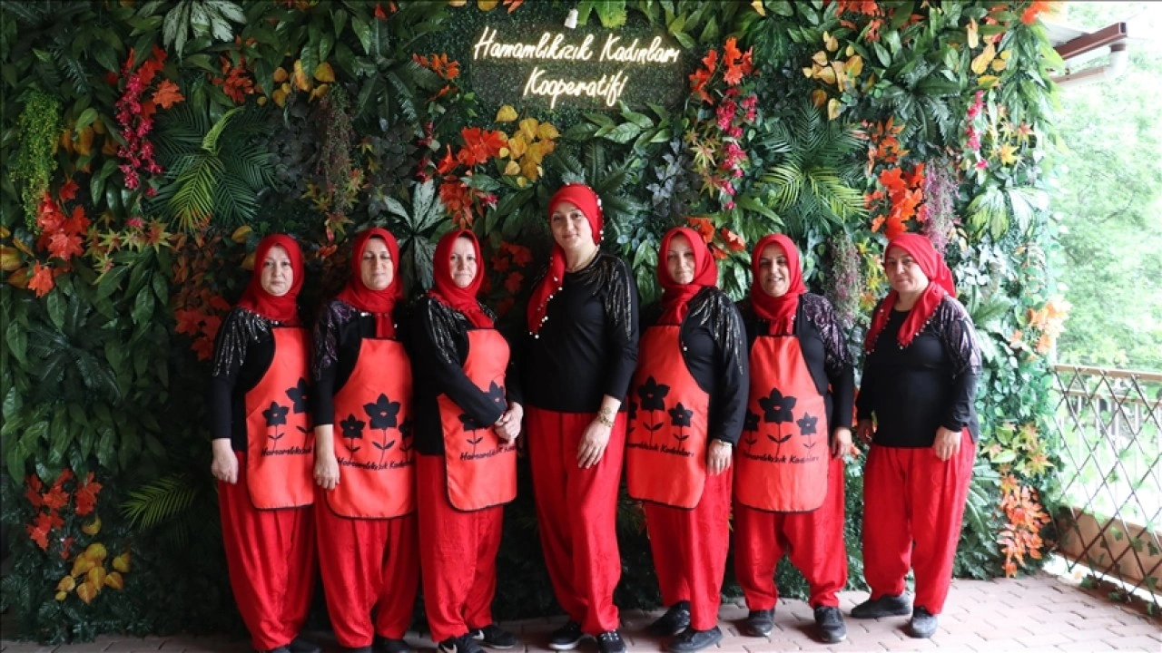 Bursa'da doğup büyüdükleri mahallede kooperatif kuran kadınlar kafe işletiyor