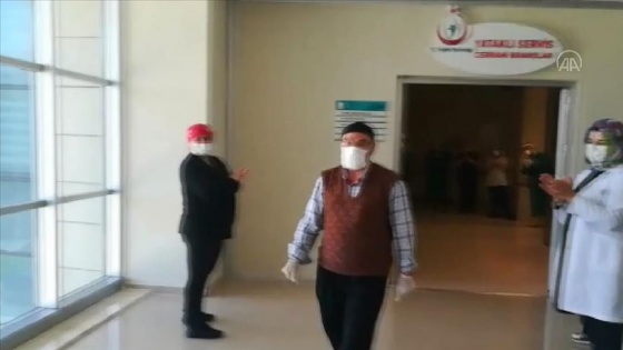 Bursa'da Kovid-19'u yenen 3 hasta alkışlarla hastaneden ayrıldı