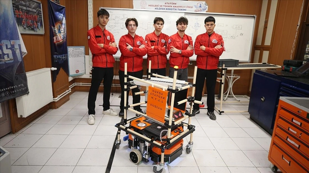 Bursa'da liselilerin geliştirdiği otonom robot "Vektör" sanayide iş yükünü hafifletec