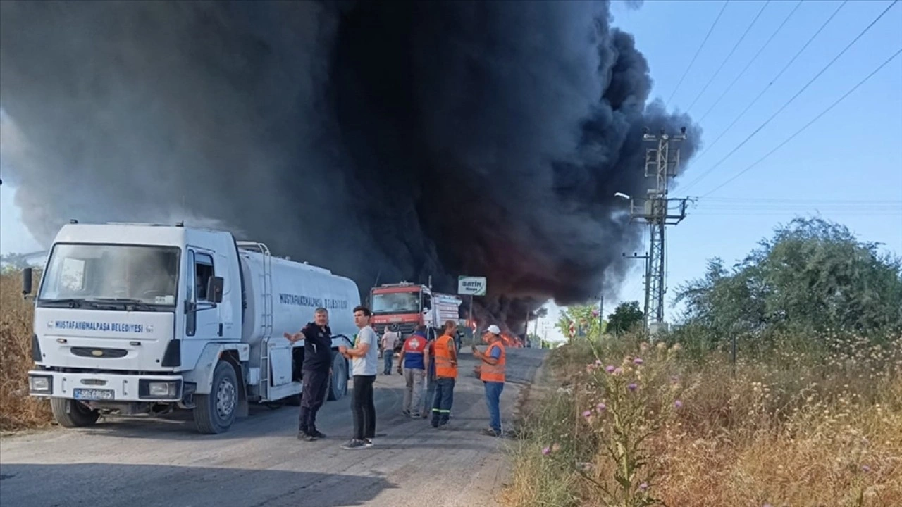 Bursa'da plastik fabrikasında çıkan yangına müdahale ediliyor