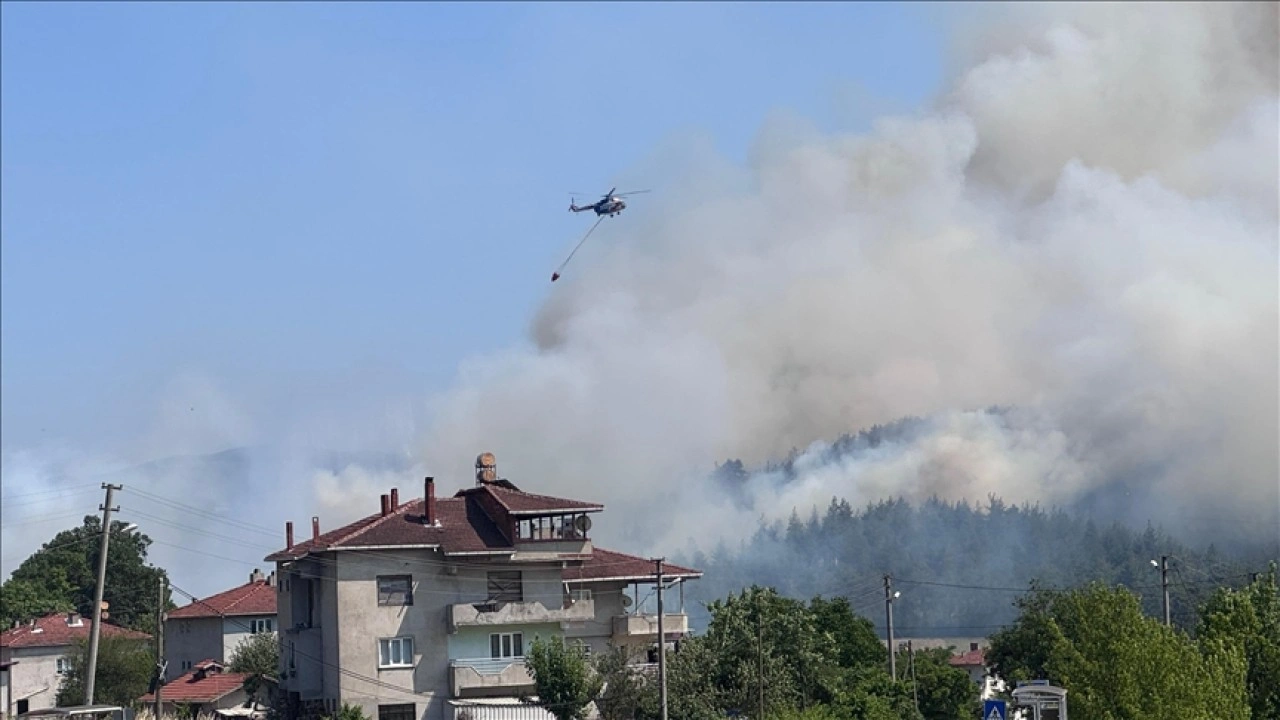 Bursa'nın Orhaneli ilçesinde anızda başlayıp ormana sıçrayan yangına müdahale ediliyor