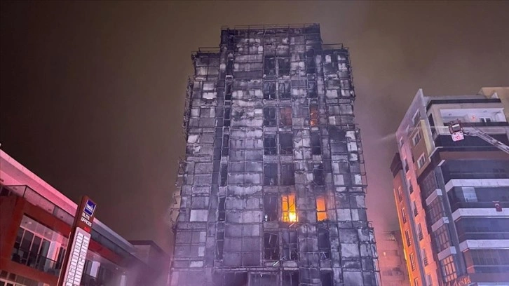 Bursa'da 10 katlı iş merkezinde çıkan yangın söndürüldü