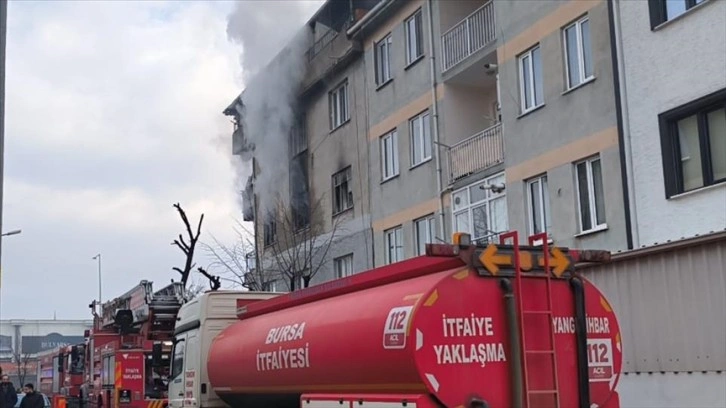 Bursa'da apartmanda çıkan yangında dumandan etkilenen 8 kişi hastaneye kaldırıldı