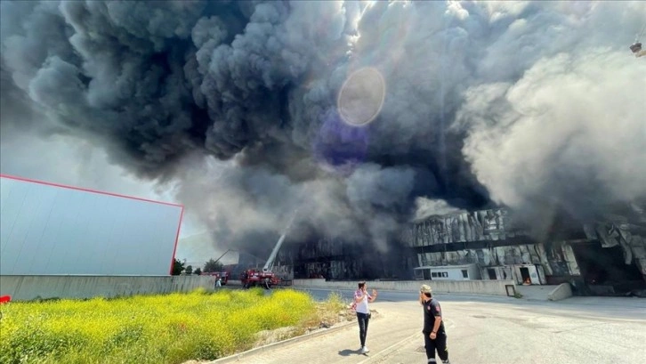 Bursa'da fabrikada çıkarak yayılan yangına müdahale ediliyor
