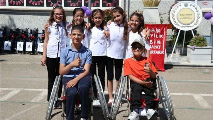 Bursa'da ilkokul öğrencileri harçlıklarıyla 12 engellinin hayatına dokundu