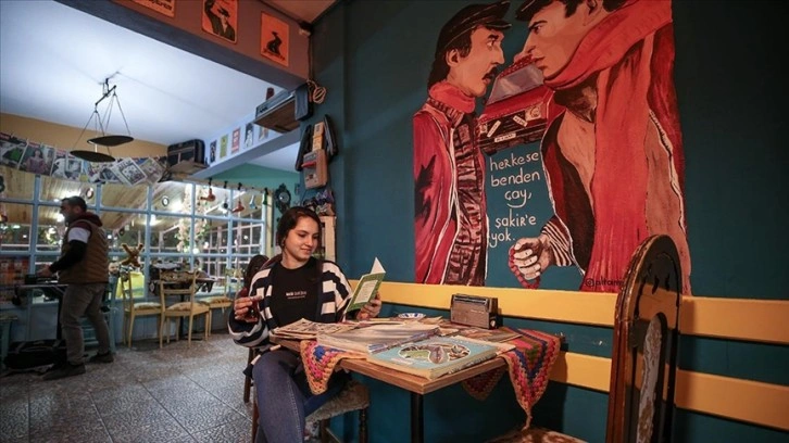 Bursa'da mahalle arasındaki kafe ziyaretçilerini 1980'lere götürüyor