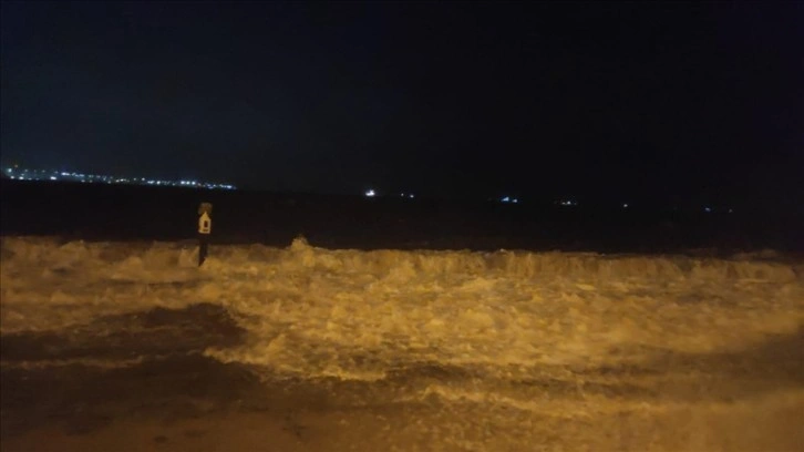 Bursa'da sağanak nedeniyle deniz taştı, sahil bandı su altında kaldı