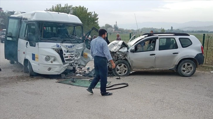 Bursa'da servis minibüsü ile otomobilin çarpıştığı kazada 11 kişi yaralandı