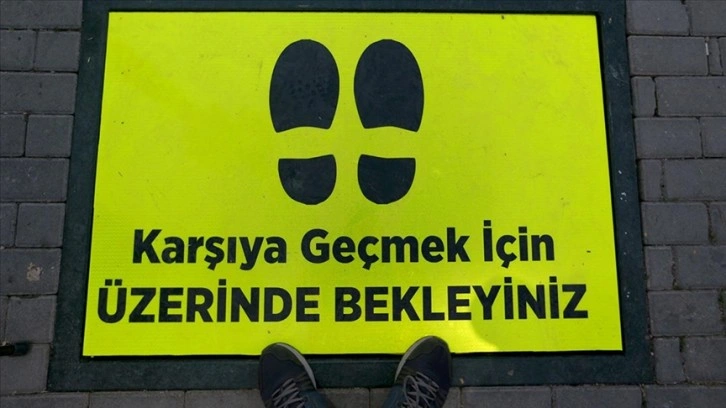 Bursa'da yayalar, butona basmak yerine 'platform'da bekleyerek karşıya geçiyor