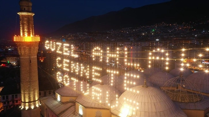 Bursa'daki tarihi Ulu Cami'nin mahyası 