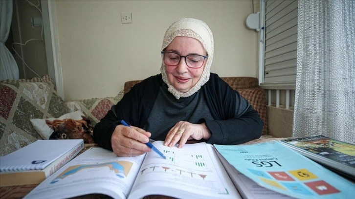 Bursalı 75 yaşındaki lise öğrencisi, torunlarından önce üniversiteye girmeyi hedefliyor