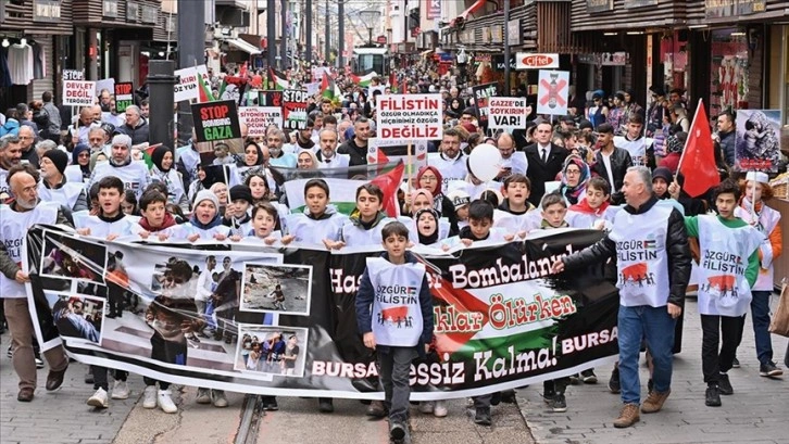 Bursalı çocuklar el ele tutuşarak Filistinli mazlumlar için 