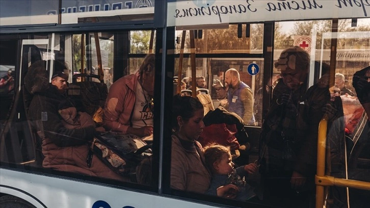 Büyük bir tahliye konvoyunun Mariupol'dan çıkmasına izin verildi