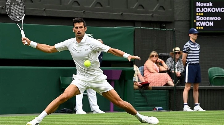 Büyük heyecana sahne olan Wimbledon'da yarı finalistler geriden gelerek kazandı