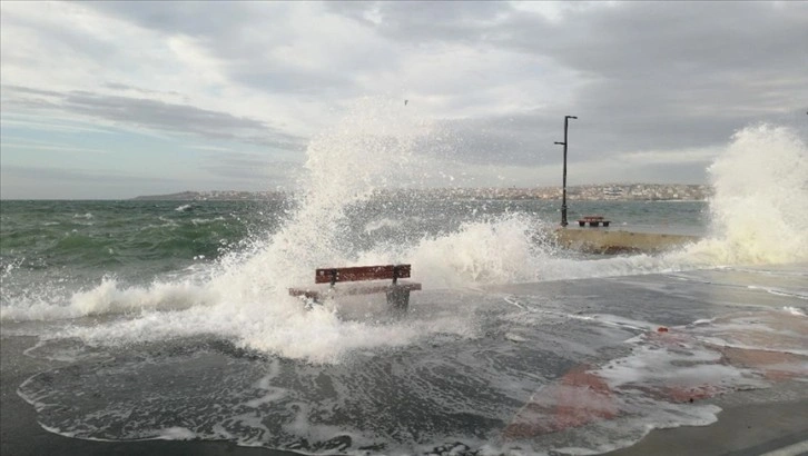 Büyükçekmece sahilinde lodos nedeniyle yüksek dalgalar oluştu