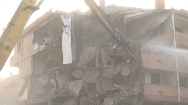 Büyükçekmece'de deprem riskli 304 konutun yıkımına başlandı