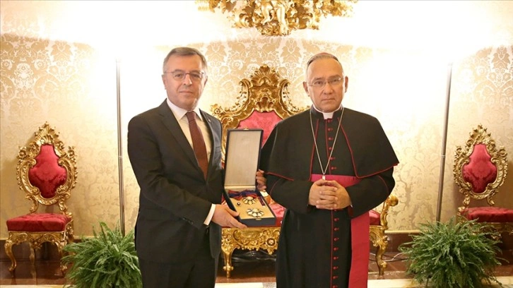 Büyükelçi Lütfullah Göktaş'a Vatikan Devlet Nişanı verildi