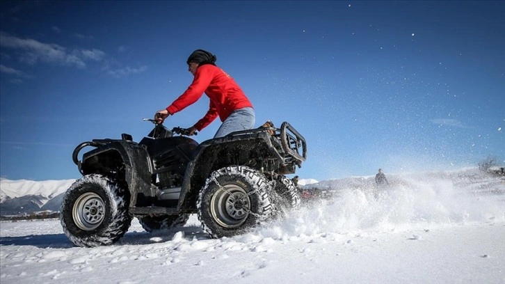 Buz tutan gölette 'ATV safari' heyecanı