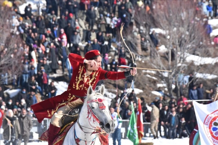 Buzla kaplı Çıldır Gölü 