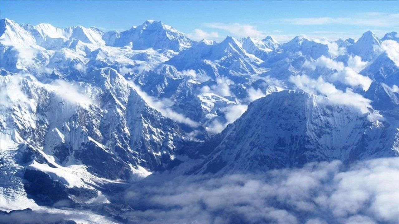 Buzulların eridiği Nepal'de uzmanlar, çözümün karbon emisyonlarını azaltmaktan geçtiğini vurgul