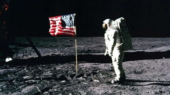 Buzz Aldrin'in Ay'da giydiği ceket 2,8 milyon dolara satıldı