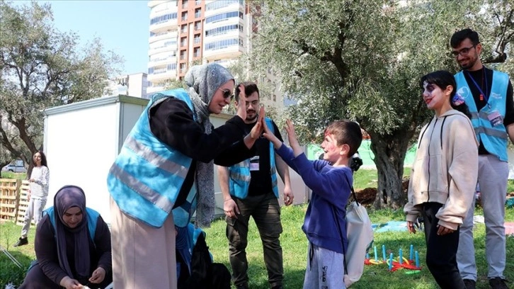 Çadır kentlerdeki çocuklar gönüllü gençlerin etkinlikleriyle sosyalleşiyor
