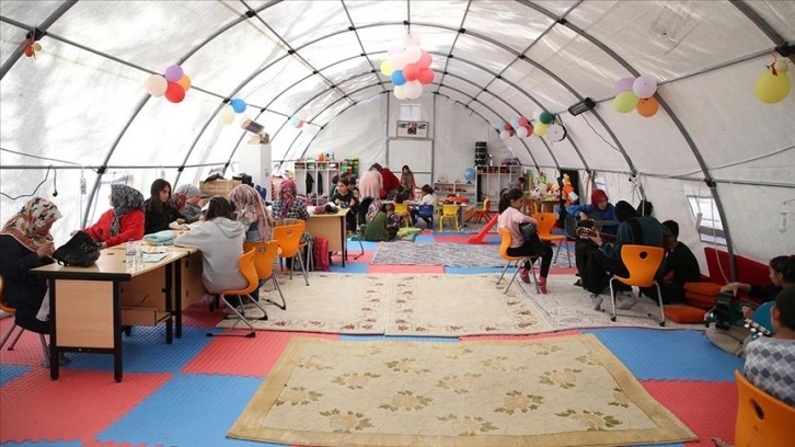 Çadır kentteki Köy Yaşam Merkezi depremzede anne ve çocukların hayatına dokunuyor