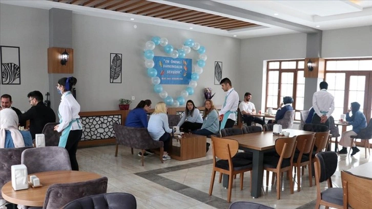 Çalışanları özel olan 'Mutlu Kafe' hem çocukları hem aileleri sevindiriyor