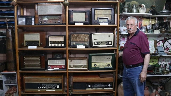 Çalışır duruma getirdiği 100'den fazla eski radyodan koleksiyon oluşturdu