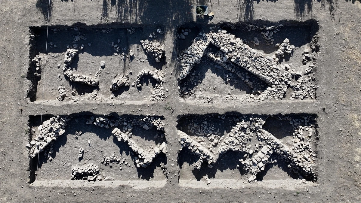 Çaltılar Höyük'teki kazı çalışması, 5300 yıl öncesi yaşantıya ışık tutuyor