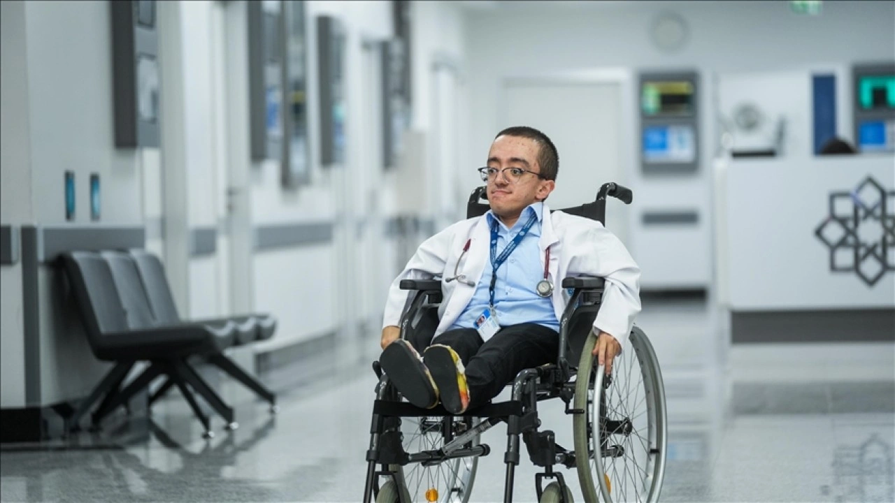 Cam kemik hastalığıyla büyüyen Hamza "doktorluk" hayalini gerçeğe dönüştürdü