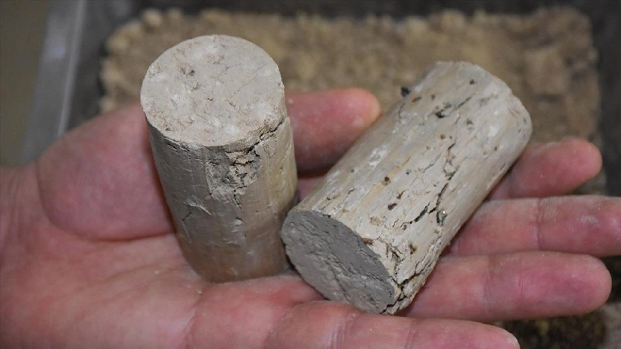 Cam, lastik ve poşet atıklarıyla dayanıklılığı y&uuml;ksek yol kaplama malzemesi &uuml;rettiler