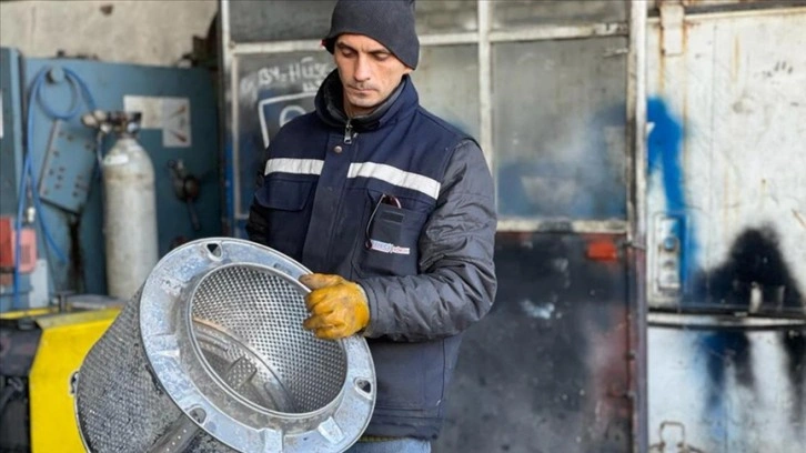 Çamaşır makinesi kazanından yaptıkları odun sobaları depremzedeleri ve ekipleri ısıtıyor